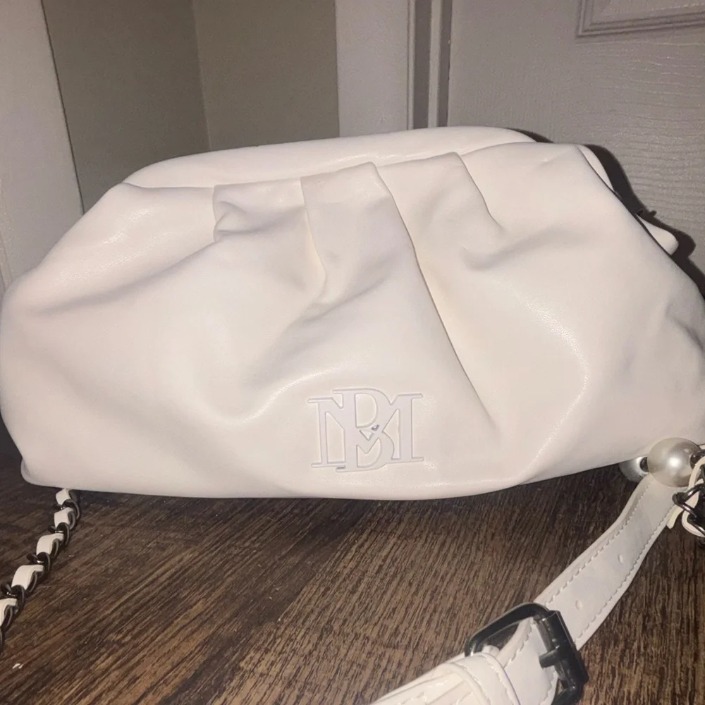 Badgley Mischka Elegant White Crossbody Bag